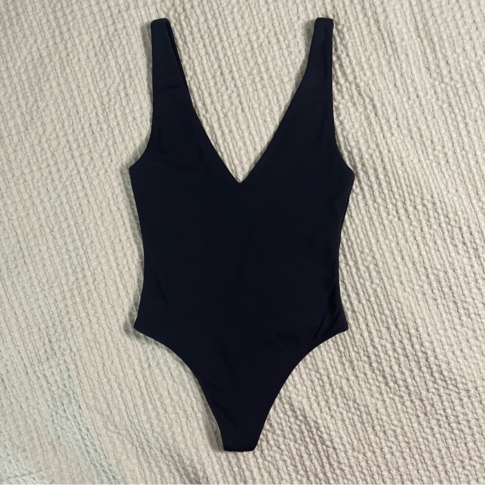 Aritzia Babaton Contour V Neck Bodysuit